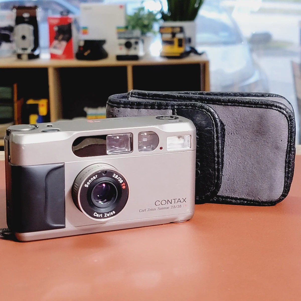Contax T2 - 38mm f/2.8 - Point and Shoot with leather carry case